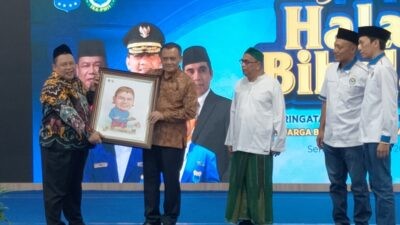 Gubernur Jawa Tengah, Ahmad Luthfi menerima kenang-kenangan dari Ketua Umum PB Ika PMII, Fathan Subchi seusai kegiatan resepsi Harlah 66 Tahun PMII di Gradhika Bhakti Praja. Foto: Rifqi/Lingkar.co
