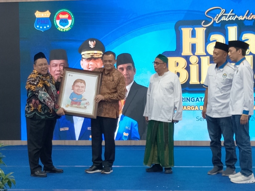 Gubernur Jawa Tengah, Ahmad Luthfi menerima kenang-kenangan dari Ketua Umum PB Ika PMII, Fathan Subchi seusai kegiatan resepsi Harlah 66 Tahun PMII di Gradhika Bhakti Praja. Foto: Rifqi/Lingkar.co