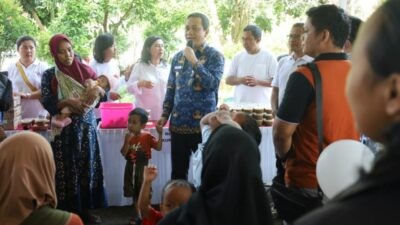 Wali Kota Pekalongan, H. A Afzan Arslan Djunaid saat membuka secara resmi Pasar dan Pangan Murah