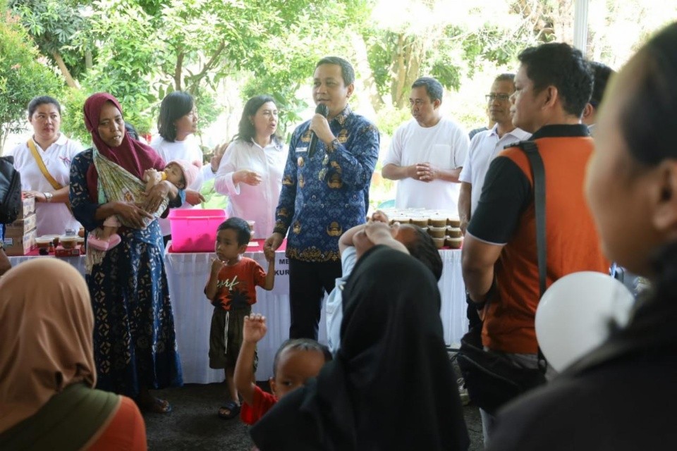 Wali Kota Pekalongan, H. A Afzan Arslan Djunaid saat membuka secara resmi Pasar dan Pangan Murah