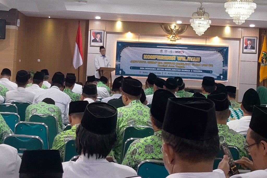 Wakil Ketua PWNU Jawa Tengah, KH Mandzhur Labib pada Sabtu (18/4/2026) menyampaikan sambutan pembukaan Konferwil JQHNU Jateng di aula Dinas Sosial Jateng. Foto: Rifqi/Lingkar.co