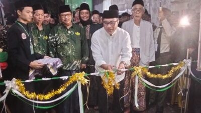 Wakil Wali Kota Semarang, Iswar Aminuddin saat meresmikan kantor baru MWCNU Kecamatan Genuk. Foto: dokumentasi/istimewa