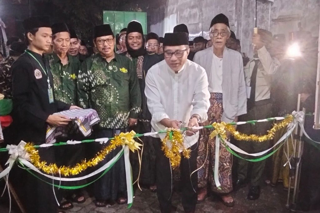 Wakil Wali Kota Semarang, Iswar Aminuddin saat meresmikan kantor baru MWCNU Kecamatan Genuk. Foto: dokumentasi/istimewa
