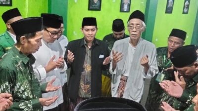 Rais Syuriah PWNU Jateng, KH Ubaidillah Shodaqoh saat memimpin doa bersama dalam peresmian gedung baru MWCNU Kecamatan Genuk, Kota Semarang. Foto: dokumentasi/istimewa