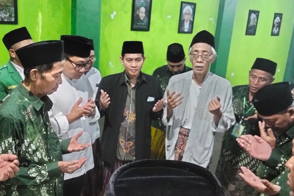 Rais Syuriah PWNU Jateng, KH Ubaidillah Shodaqoh saat memimpin doa bersama dalam peresmian gedung baru MWCNU Kecamatan Genuk, Kota Semarang. Foto: dokumentasi/istimewa