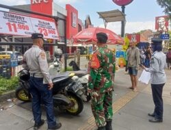 Petugas Gabungan Tertibkan Parkir Liar di Trotoar Kota Bandung