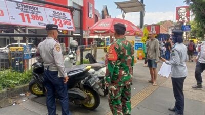 Petugas gabungan dari Pemkot Bandung saat melakukan penertiban parkir liar di trotoar. Foto: dokumentasi/istimewa