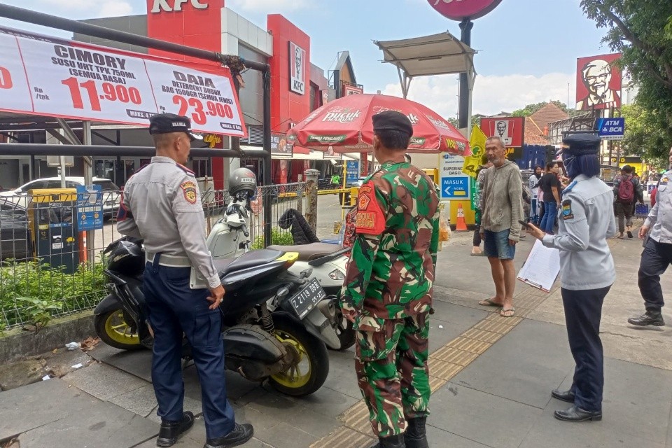 Petugas gabungan dari Pemkot Bandung saat melakukan penertiban parkir liar di trotoar. Foto: dokumentasi/istimewa