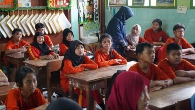 Ilustrasi pendampingan belajar di sebuah sekolah. Foto: dokumentasi/istimewa