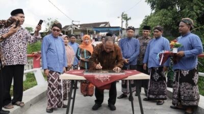 Bupati Sleman Harda Kiswaya saat meresmikan jembatan Jatra Winongo. Foto: dokumentasi