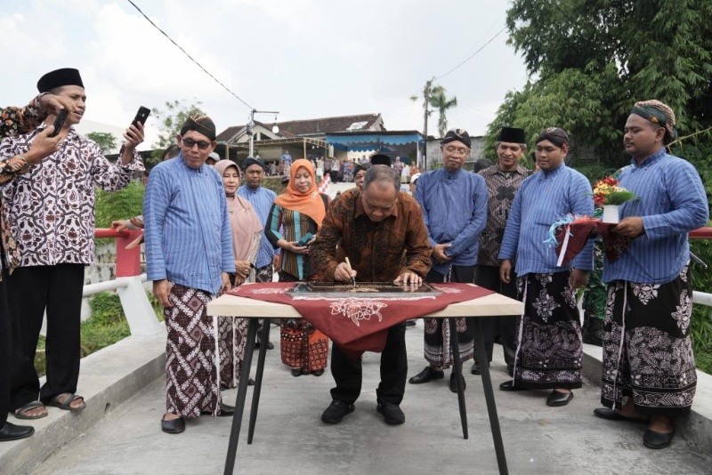 Bupati Sleman Harda Kiswaya saat meresmikan jembatan Jatra Winongo. Foto: dokumentasi