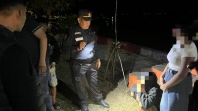 Petugas Polres Jepara saat mengamankan pasangan muda-mudi dalam sebuah patroli presisi. Foto: dokumentasi