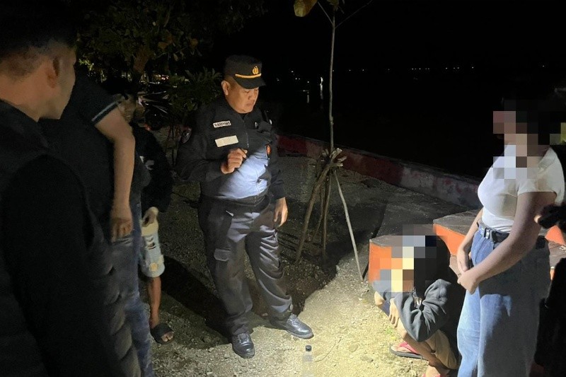 Petugas Polres Jepara saat mengamankan pasangan muda-mudi dalam sebuah patroli presisi. Foto: dokumentasi