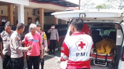Petugas saat melakukan evakuasi dan olah TKP di perumahan Idaman, Kelurahan Kutowinangun Lor, Tingkir, Kota Salatiga. Foto: istimewa