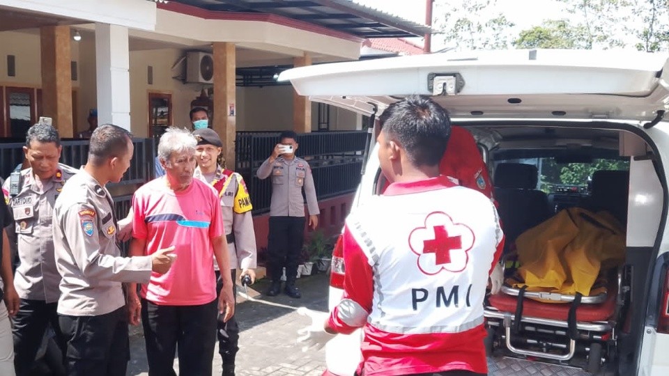 Petugas saat melakukan evakuasi dan olah TKP di perumahan Idaman, Kelurahan Kutowinangun Lor, Tingkir, Kota Salatiga. Foto: istimewa