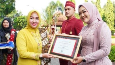 Penyerahan piagam dan trophy penghargaan lomba pelayanan KB dalam peringatan Hari Kartini 2026. Foto: dokumentasi