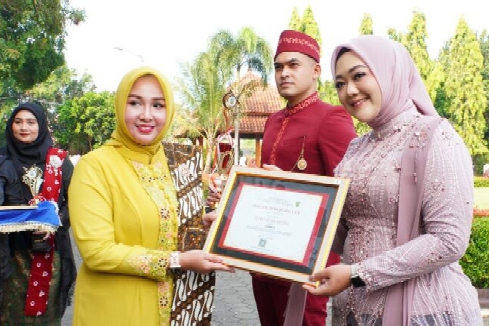 Penyerahan piagam dan trophy penghargaan lomba pelayanan KB dalam peringatan Hari Kartini 2026. Foto: dokumentasi