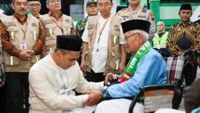 Wakil Gubernur Jawa Tengah, Taj Yasin Maimoen saat melepas kloter pertama jema'ah haji Jateng di Embarkasi Solo (Donohudan), Selasa (21/4/2026) malam. Foto: dokumentasi