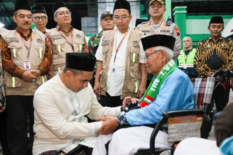 Wakil Gubernur Jawa Tengah, Taj Yasin Maimoen saat melepas kloter pertama jema'ah haji Jateng di Embarkasi Solo (Donohudan), Selasa (21/4/2026) malam. Foto: dokumentasi