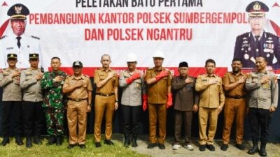 Foto bersama seusai peletakan batu pertama pembangunan Kantor Polsek Sumbergempol dan Polsek Ngantru yang dilaksanakan pada Selasa (31/3/2026