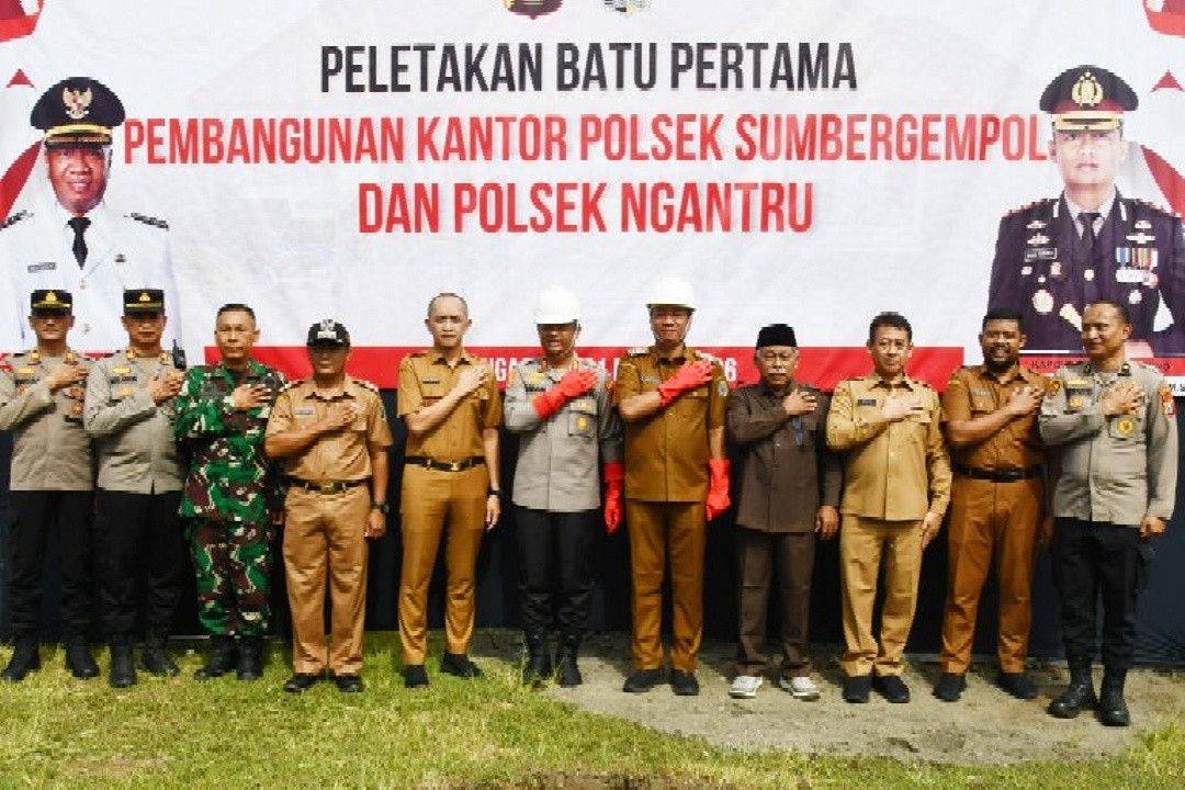 Foto bersama seusai peletakan batu pertama pembangunan Kantor Polsek Sumbergempol dan Polsek Ngantru yang dilaksanakan pada Selasa (31/3/2026