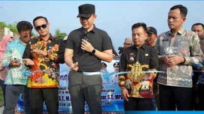 Bupati Lampung Selatan, Radityo Egi Pratama, saatmeresmikan ruas jalan Lubuk Dalam-Way Urang di Kecamatan Kalianda, Lampung Selatan, Selasa (21/4/2026). Foto: dokumentasi