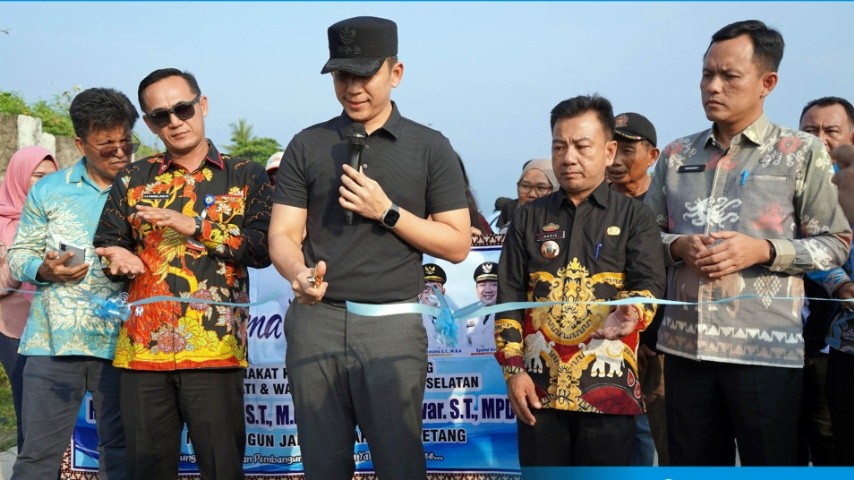 Bupati Lampung Selatan, Radityo Egi Pratama, saatmeresmikan ruas jalan Lubuk Dalam-Way Urang di Kecamatan Kalianda, Lampung Selatan, Selasa (21/4/2026). Foto: dokumentasi
