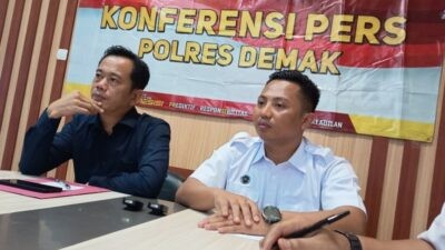 Plh. Kasat Reskrim Polres Demak, Iptu Kuntoro dan Korwil SPPG Kabupaten Demak, Ali Muzani saat jumpa pers, Selasa (21/4/2026).Foto: istimewa