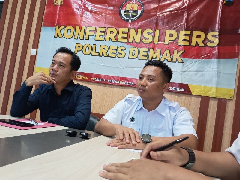 Plh. Kasat Reskrim Polres Demak, Iptu Kuntoro dan Korwil SPPG Kabupaten Demak, Ali Muzani saat jumpa pers, Selasa (21/4/2026).Foto: istimewa