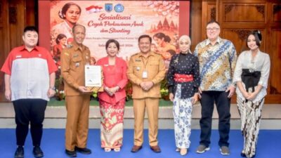 Perwakilan Yayasan W.R. Soepratman menyerahkan surat permohonan penamaan Jalan W.R. Soepratman kepada Wali Kota Salatiga, Robby Hernawan. Foto: dokumentasi