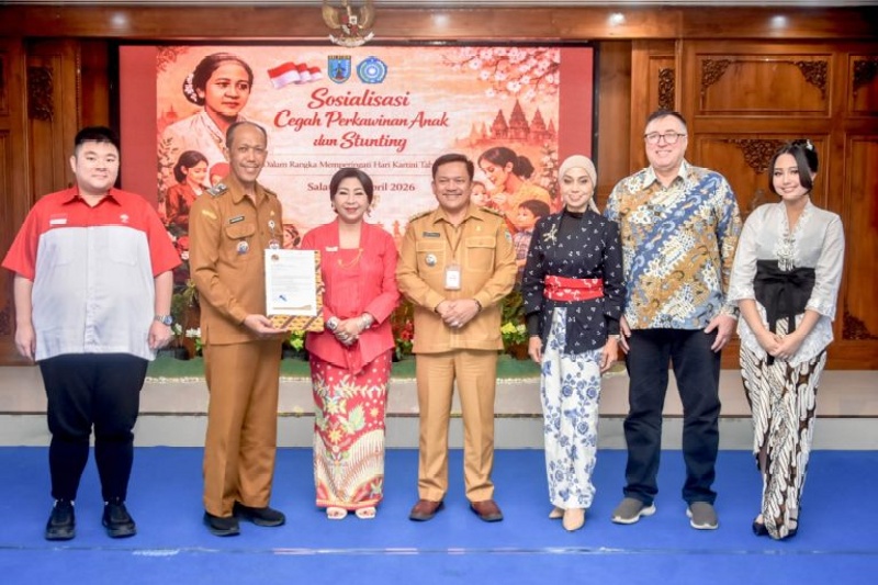 Perwakilan Yayasan W.R. Soepratman menyerahkan surat permohonan penamaan Jalan W.R. Soepratman kepada Wali Kota Salatiga, Robby Hernawan. Foto: dokumentasi