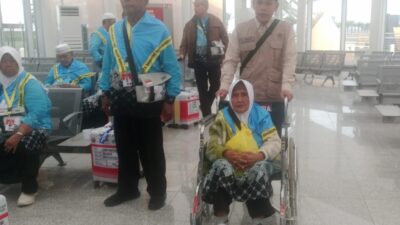 Emen Endjum (didorong oleh petugas) saat tiba Bandar Udara Internasional Pangeran Mohammad bin Abdul Aziz Madinah, Kamis (23/4/2026) waktu setempat. Foto: istimewa