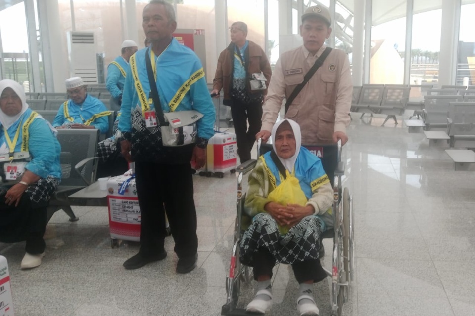 Emen Endjum (didorong oleh petugas) saat tiba Bandar Udara Internasional Pangeran Mohammad bin Abdul Aziz Madinah, Kamis (23/4/2026) waktu setempat. Foto: istimewa
