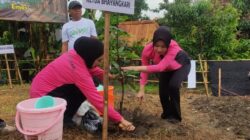 Perwakilan Bhayangkari Polres Kendal saat mengikuti kegiatan tanam pohon di desa Langenharjo, Kendal. Foto: Istimewa