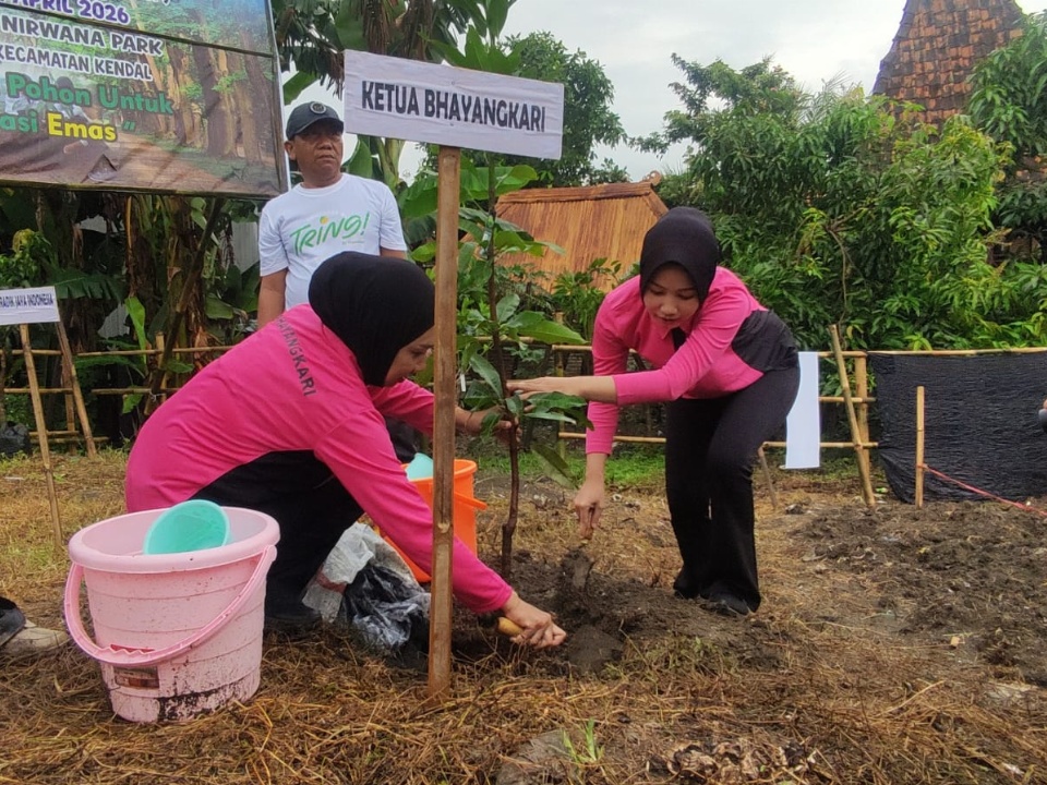 Perwakilan Bhayangkari Polres Kendal saat mengikuti kegiatan tanam pohon di desa Langenharjo, Kendal. Foto: Istimewa