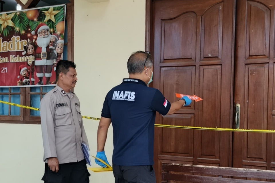 Petugas Polres Semarang saat melakukan olah TKP salah satu gereja di Kecamatan Getasan, Kabupaten Semarang. Foto: istimewa