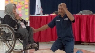 Danang Baskhoro Adhi saat mendampingi praktik pertolongan pertama bagi difabel dan pendamping penyandang disabilitas dalam Workshop yang digelar di Polbitrada. Foto: Rifqi/Lingkar.co