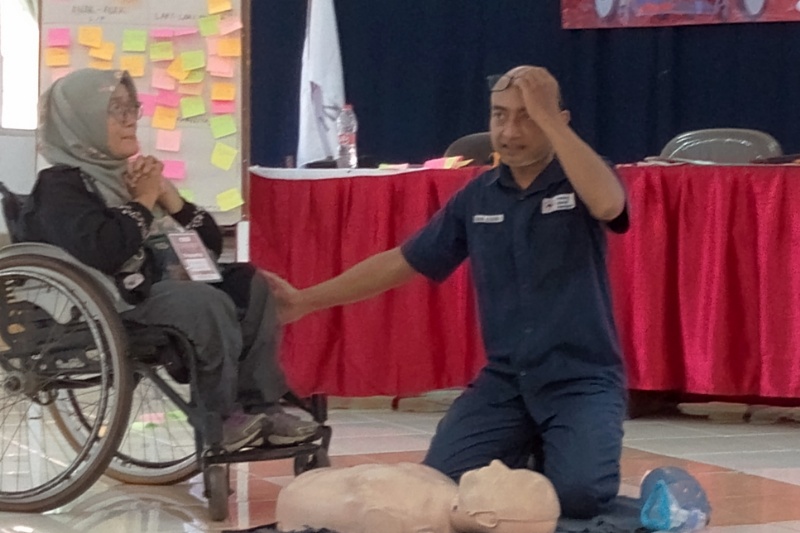 Danang Baskhoro Adhi saat mendampingi praktik pertolongan pertama bagi difabel dan pendamping penyandang disabilitas dalam Workshop yang digelar di Polbitrada. Foto: Rifqi/Lingkar.co