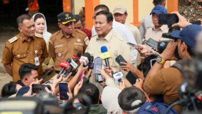 Presiden Prabowo Subianto saat melakukan kunjungan ke Tempat Pengolahan Sampah Terpadu Berbasis Lingkungan dan Edukasi (TPST BLE) di Desa Kaliori, Banyumas, Selasa (28/4/2026). Foto: dokumentasi
