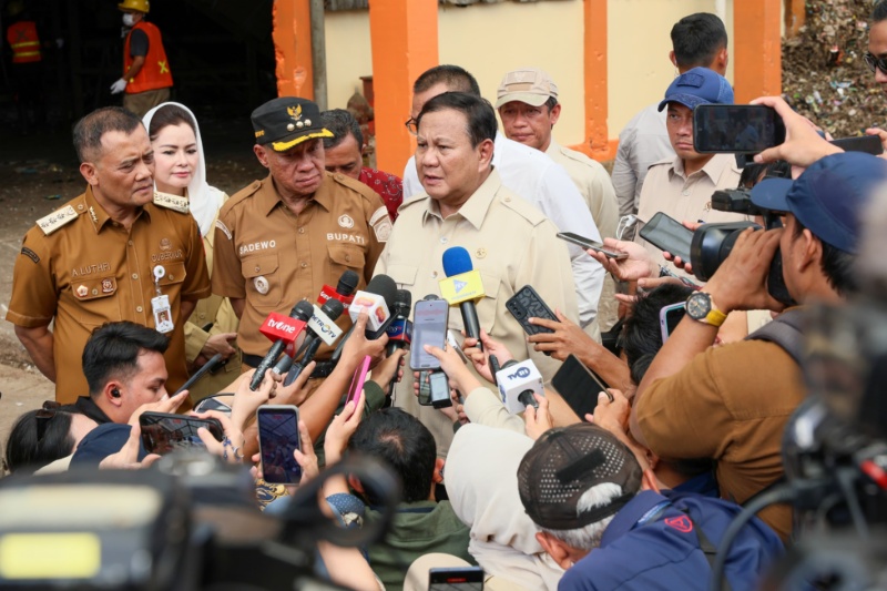Presiden Prabowo Subianto saat melakukan kunjungan ke Tempat Pengolahan Sampah Terpadu Berbasis Lingkungan dan Edukasi (TPST BLE) di Desa Kaliori, Banyumas, Selasa (28/4/2026). Foto: dokumentasi