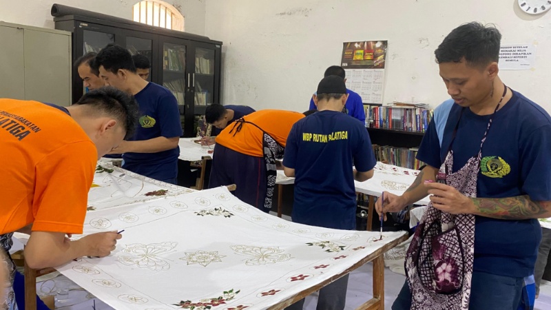 Warga binaan rumah tahanan Salatiga saat mengikuti pelatihan membatik, Rabu (29/4/2026). Foto: dokumentasi