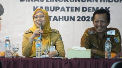 Bupati Demak Eistianah saat kegiatan Perkuat Komitmen Pengelolaan Lingkungan Berkelanjutan bagi seluruh pegawai DLH Kabupaten Demak yang berlangsung di RM Kalijaga, Senin (27/4/2026). Foto: dokumentasi