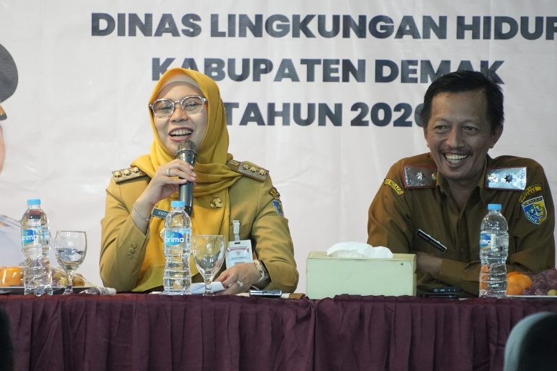 Bupati Demak Eistianah saat kegiatan Perkuat Komitmen Pengelolaan Lingkungan Berkelanjutan bagi seluruh pegawai DLH Kabupaten Demak yang berlangsung di RM Kalijaga, Senin (27/4/2026). Foto: dokumentasi
