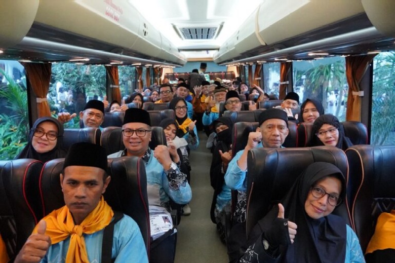 Jema'ah haji asal Kota Salatiga saat di dalam bus menuju Embarkasi Donohudan. Foto: dokumentasi