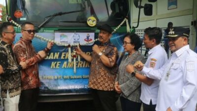 Menteri Perencanaan Pembangunan Nasional/Kepala Bappenas Prof Dr Ir Rachmat Pambudy saat melepas ekpor produk garmen PT Inti Sukses Garmindo ke Amerika Serikat. Foto: dokumentasi