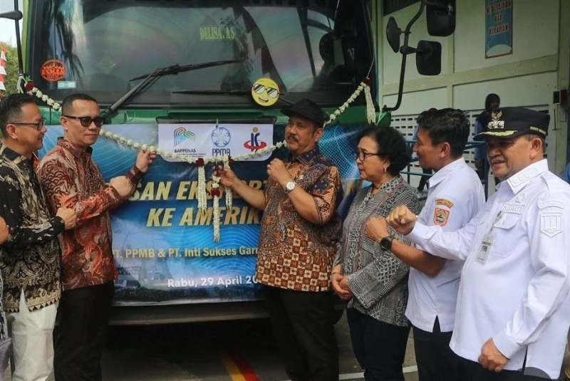 Menteri Perencanaan Pembangunan Nasional/Kepala Bappenas Prof Dr Ir Rachmat Pambudy saat melepas ekpor produk garmen PT Inti Sukses Garmindo ke Amerika Serikat. Foto: dokumentasi