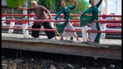 Senimal Kendal Ekspresikan Kegelisahan Persoalan Sampah Lewat Tarian Kipas