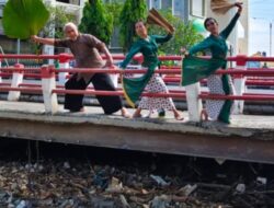 Seniman Kendal Ekspresikan Kegelisahan Persoalan Sampah Lewat Tarian Kipas