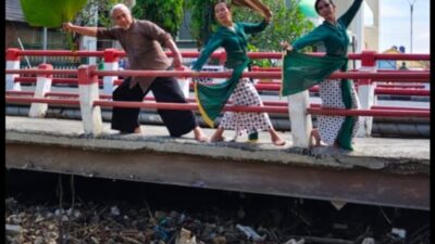 Seniman tari kabupaten Kendal saat menari di atas jembatan sungai yang dipenuhi tumpukan sampah. Foto: istimewa