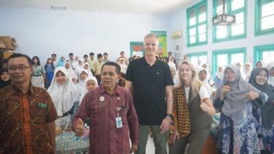 Foto bersama perwakilan Blue Deal dan para pelajar SD-SMP di Kota Pekalongan. Foto: dokumentasi